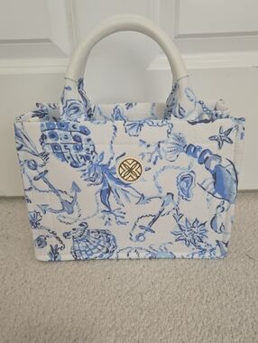 Lilly Pulitzer Blue and White Coastal Print Purse With Detachable Shoulder Strap